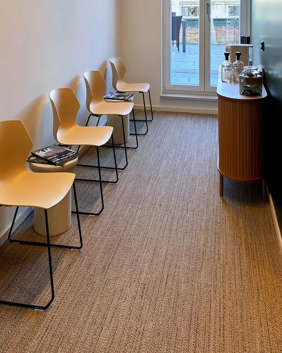 Heller Wartebereich von TS Physiotherapie mit Stühlen und Getränkestation